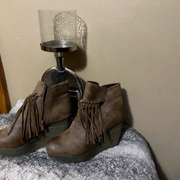 Sbicca brown wedge fringe booties size 9 NWOT - Picture 3 of 7